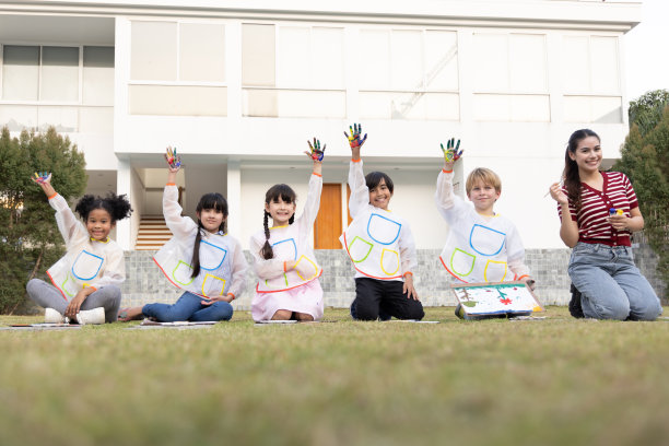 小朋友用手绘快乐，小学生用手绘着色课概念图片下载