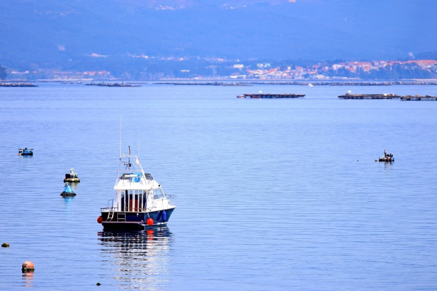 海滩附近的一艘渔船图片下载