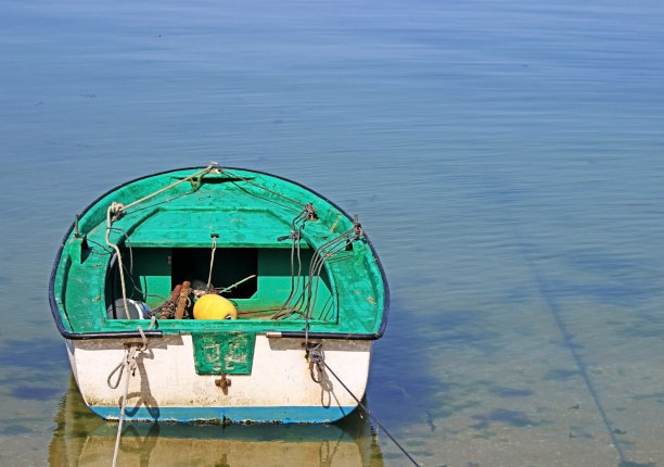 海滩附近的一艘渔船图片下载