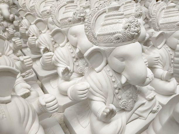 Ganesh Ganpati偶像或murti制作过程，为即将到来的印度Ganapati节制作Ganesh主偶像的车间。图片下载