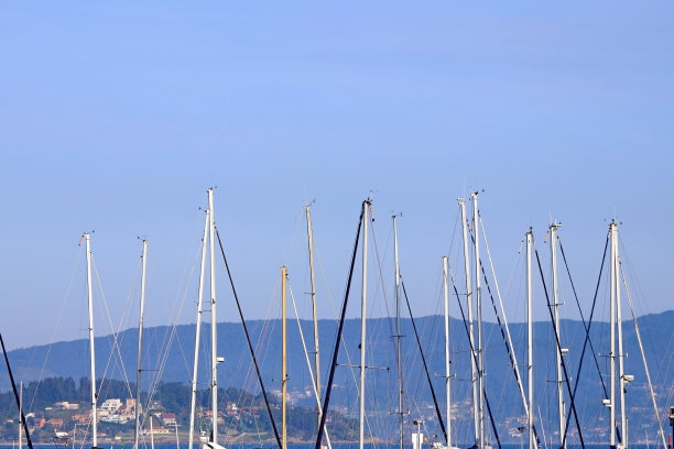 蓝天下的帆船桅杆图片下载