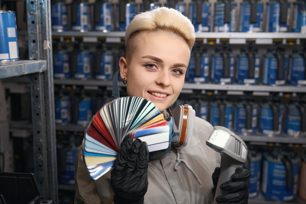 微笑的女人拿着汽车油漆样品的调色板图片下载