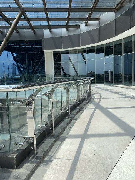 用窗户和栏杆建造混凝土图片下载