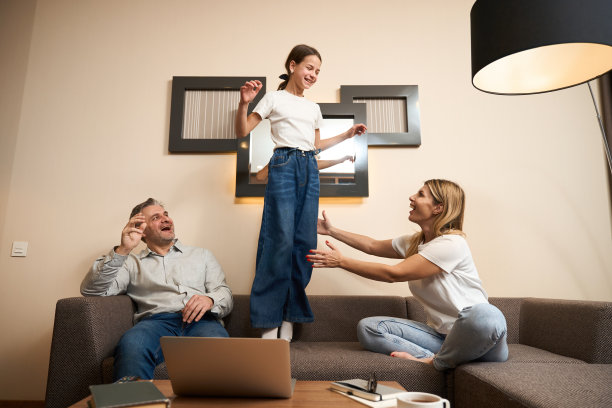 可爱的女孩在现代的房间里玩得很开心图片下载