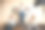 漂亮女孩在客厅里玩得很开心图片下载