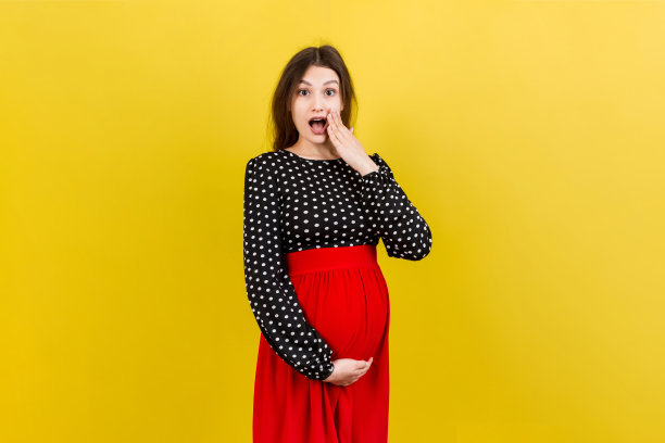 年轻的惊讶或震惊的妇女怀孕孤立的彩色背景。表达女性图片下载