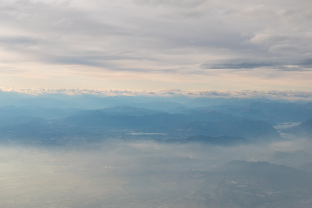 从飞机的窗口看到五颜六色的天空和云图片下载