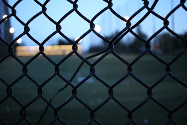 透过栅栏洞的高尔夫练习场的照片图片下载