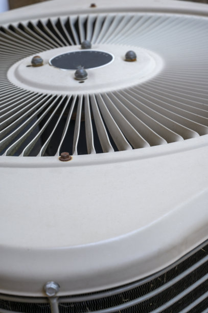 空调系统单元安装在屋外图片下载