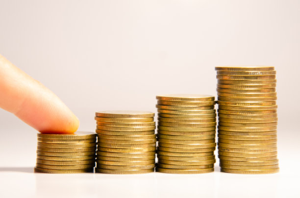 硬币在不断增长的货币概念。图片下载
