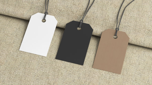 白色，硬纸板，织物背景上的黑色标签模型。侧视图图片下载