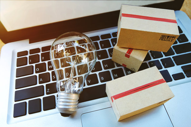 灯泡的想法和笔记本电脑上的包裹箱。图片下载