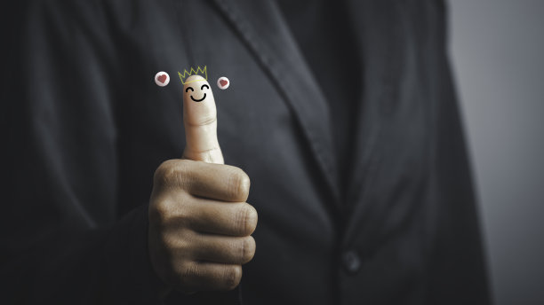 商人拇指上露出快乐的笑脸，红心情感和皇冠，对服务体验的满意度反馈评价良好。积极的评论。客户满意度调查，审核。图片下载