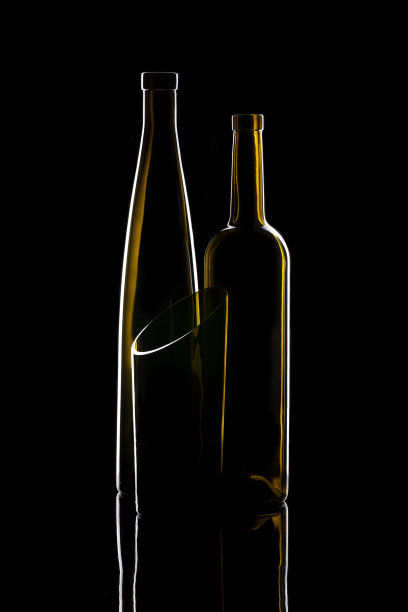 静物与玻璃对象在黑色背景图片下载