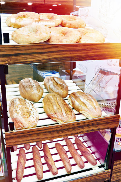 面包店货架上的新鲜面包图片下载