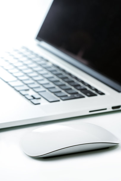 笔记本电脑和桌上的鼠标图片下载