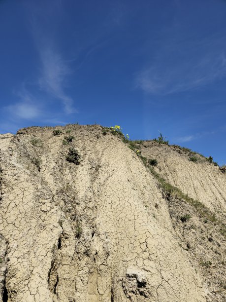 蓝天和干土山图片下载