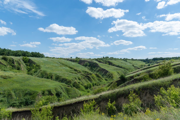 观赏覆盖着绿色植物的峡谷。带有地质断层的景观谷。图片下载