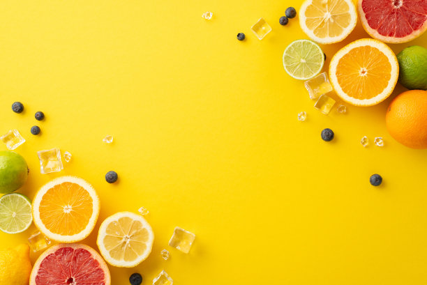 俯视图平面放置柑橘类水果的照片-橙子，柠檬，酸橙和葡萄柚，在黄色的背景和空白的空间添加文字图片下载