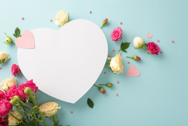 感谢妈妈的概念。美丽的玫瑰花和一个空白的心复制空间或问候在一个柔和的蓝色背景图片下载