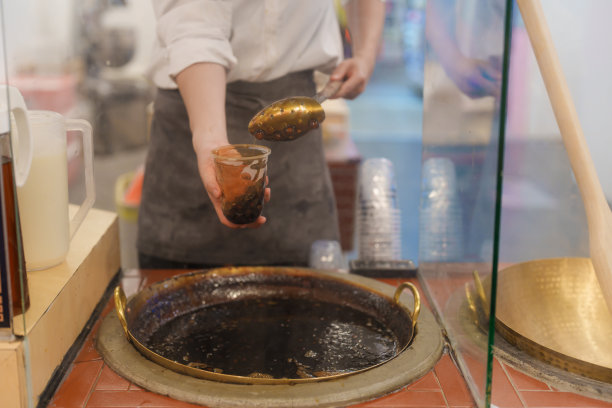 夜市的红糖珍珠奶茶，台湾著名的珍珠奶茶。街头小吃与旅游在台北西门町的概念图片下载