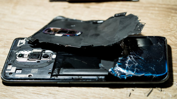 碎片或破碎的玻璃，手机破碎图片下载