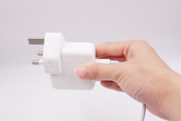 白色USB-C充电器图片下载