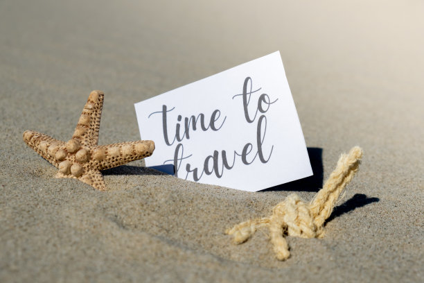 时间去旅行文字在海星贝壳的背景贺卡暑假装饰。沙滩，阳光海岸。假日概念明信片。外出旅行图片下载