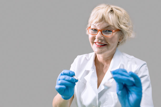 高级女牙科医生被隔离在灰色图片下载