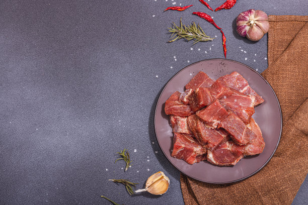 生猪里脊肉，加香料。腌肉块，烹调健康食品的原料图片下载