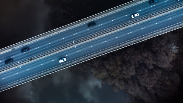 河上的公路桥，用四轴飞行器拍摄。图片下载