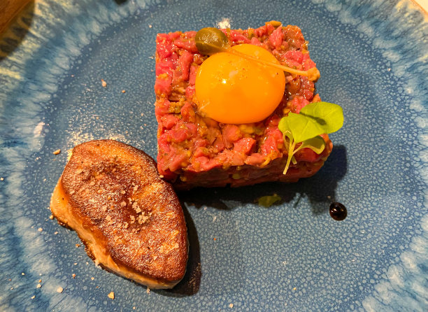 鞑靼牛肉配烤鸭肝图片下载