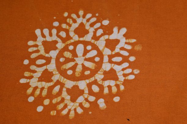 蜡染印花概念设计橘黄色的背景图片下载