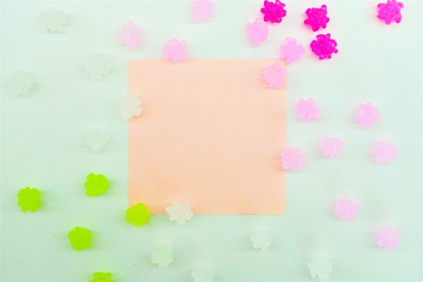 春天般的标题框架模型与粉红色和绿色彩色糖果手杖称为五彩纸屑散落在白色的背景图片下载