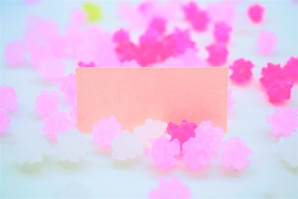 在白色背景上的粉红色的kompeito和日本纸标题卡的模型
Kompeito，日本冰糖图片下载