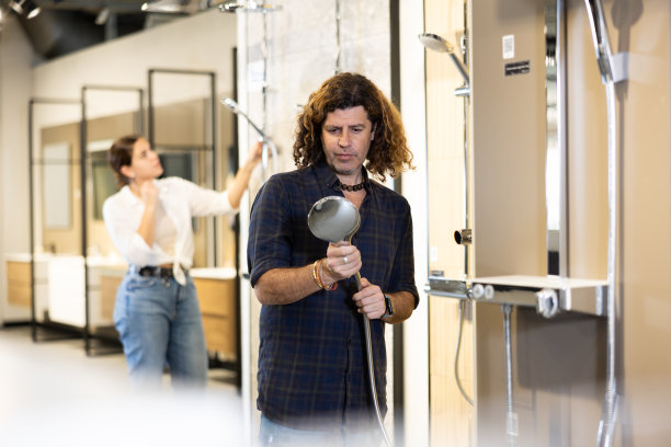 在商店里想为浴室买新的淋浴装置的人图片下载