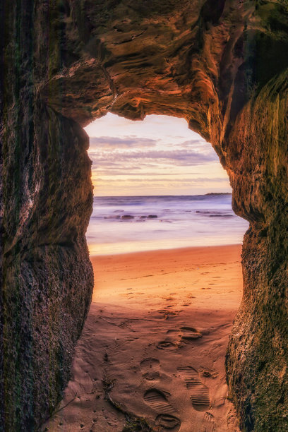 海洞海滩洞向南竖井图片下载