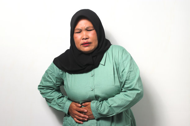 不健康的中年亚洲妇女戴着黑色头巾感觉很恶心图片下载