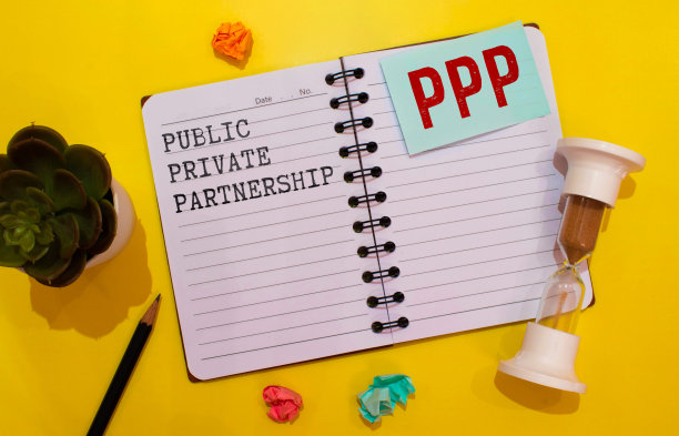 支票保护计划PPP文本在纸箭头与医疗口罩和百元钞票。流行病的概念图片下载