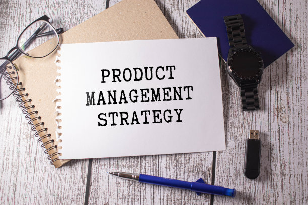 一本书脊上写着“产品管理策略”的书图片下载