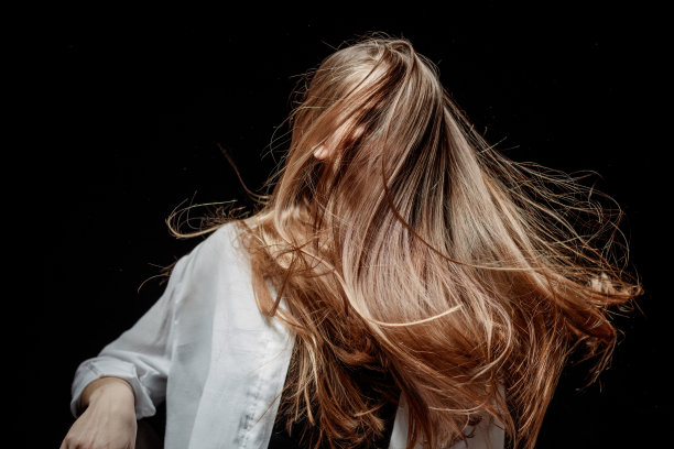 有一头漂亮长发的女人图片下载