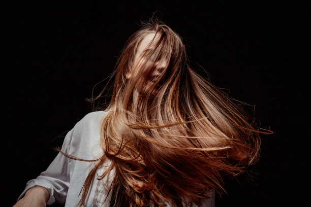 有一头漂亮长发的女人图片下载