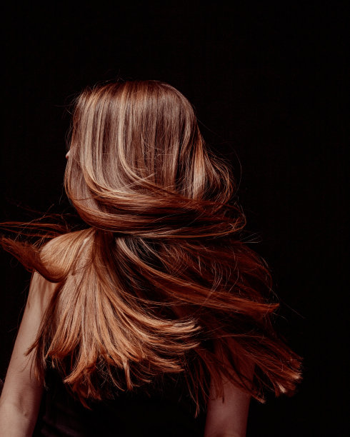 有一头漂亮长发的女人图片下载