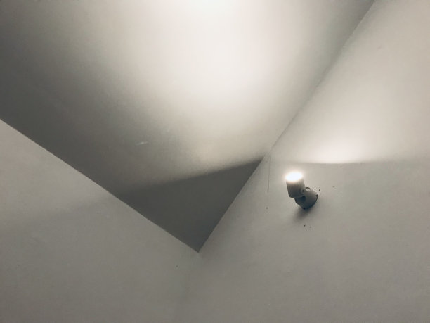 角落天花板上的聚光灯图片下载