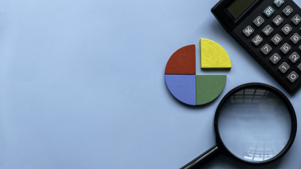 季度报告概念。公司财务报告。商业图表。彩色四分之一木制饼图件与计算器。带有复制空间的横幅。图片下载