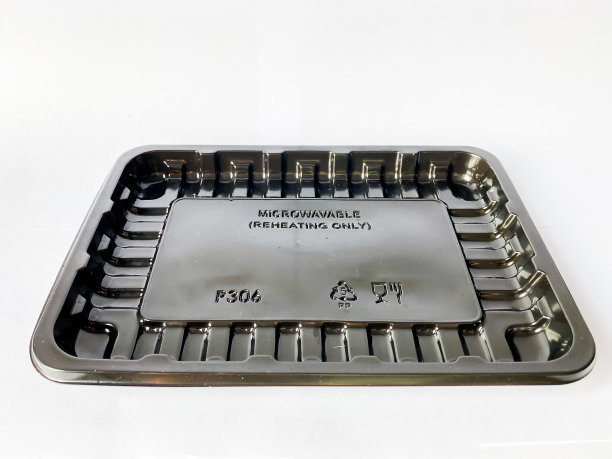 白色背景的黑色塑料食品容器图片下载