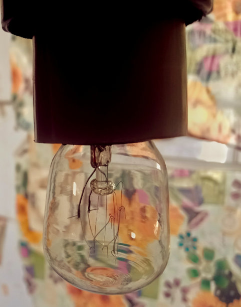 一个灯泡在黑暗中的画面图片下载