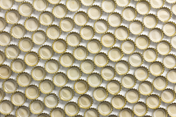 由汽水瓶盖向上放置而形成的几何图案。图片下载
