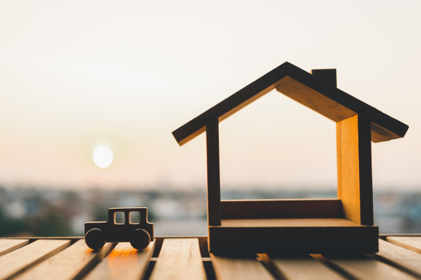 汽车和房屋模型在木桌，概念的合同购买，获得保险或贷款房地产或物业的背景。图片下载