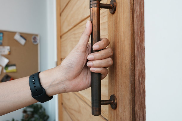 握住门把手，关门图片下载